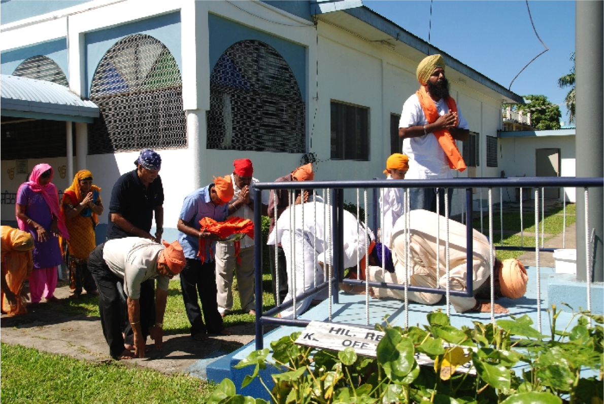Adorning the Niśān Sahib