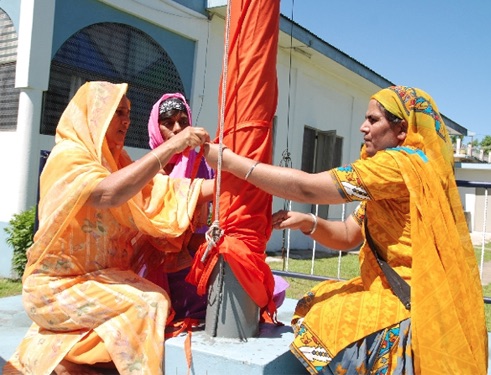 Ceremonial changing of the niśān’s robe, Lautoka, Fiji (2013)