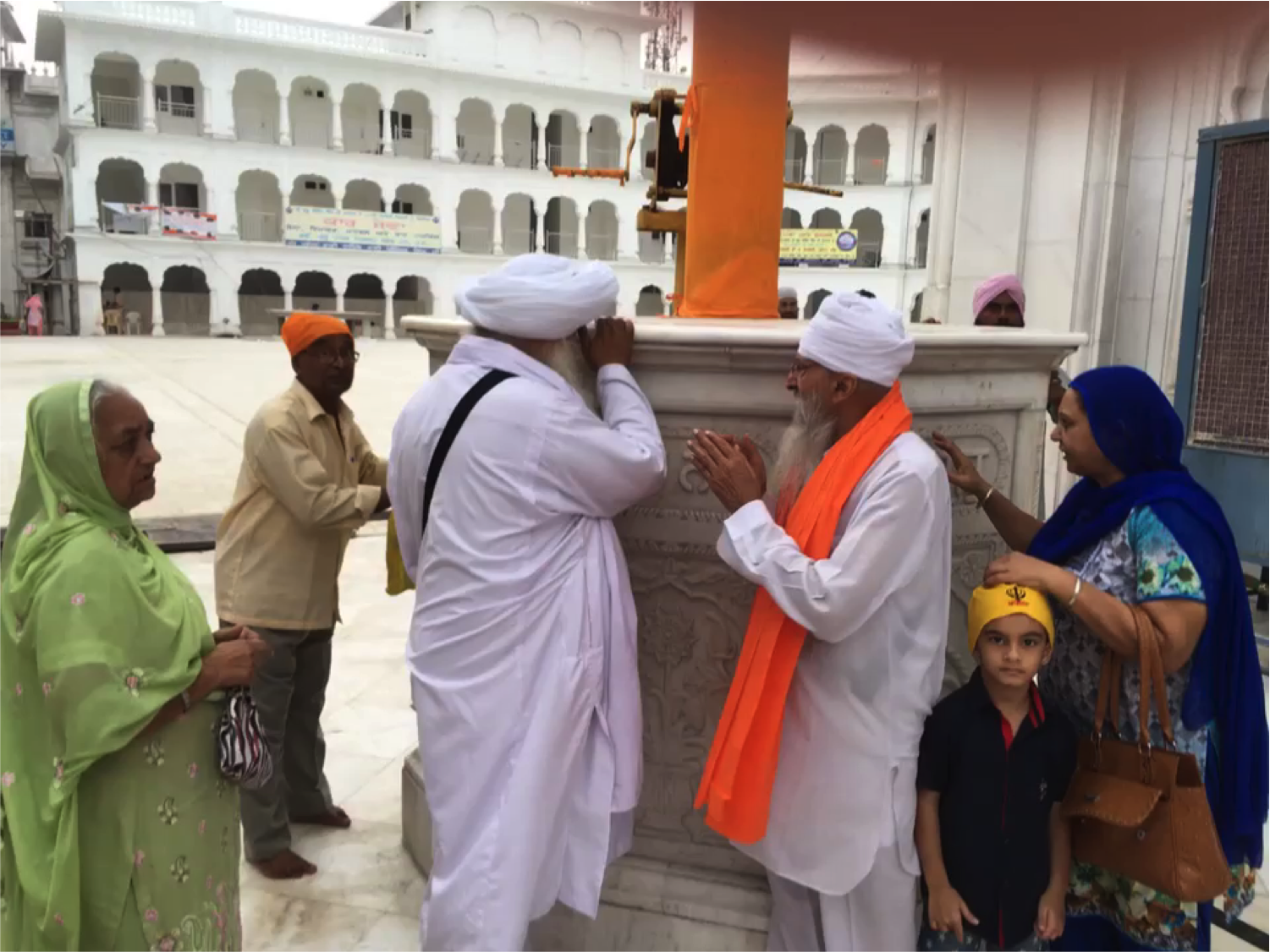 Adorning the Niśān Sahib