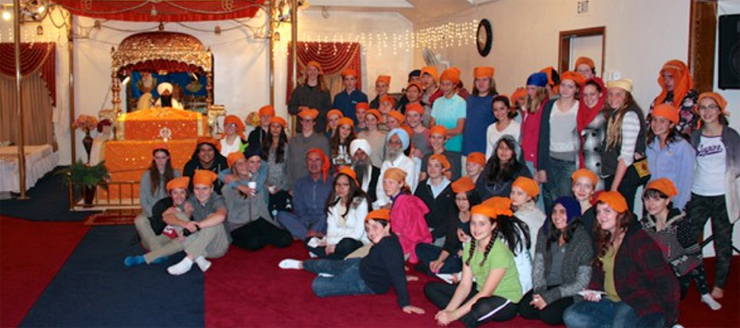 Students of Ancapa School, Santa Barbara, at the gurdvārā in Ventura (2014)